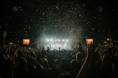 Hoe bescherm ik mijn gehoor bij festivals?